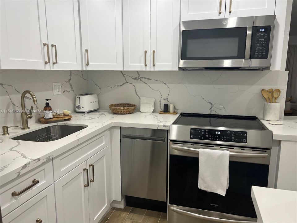 For Sale: $389,000 (2 beds, 1 baths, 805 Square Feet)