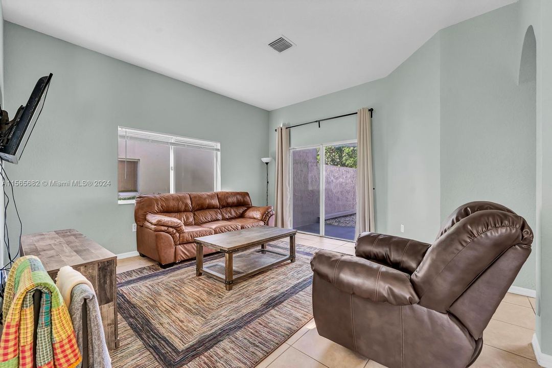 Недавно продано: $363,500 (3 спален, 2 ванн, 1670 Квадратных фут)