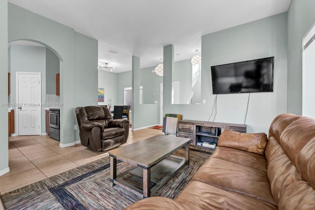 Недавно продано: $363,500 (3 спален, 2 ванн, 1670 Квадратных фут)