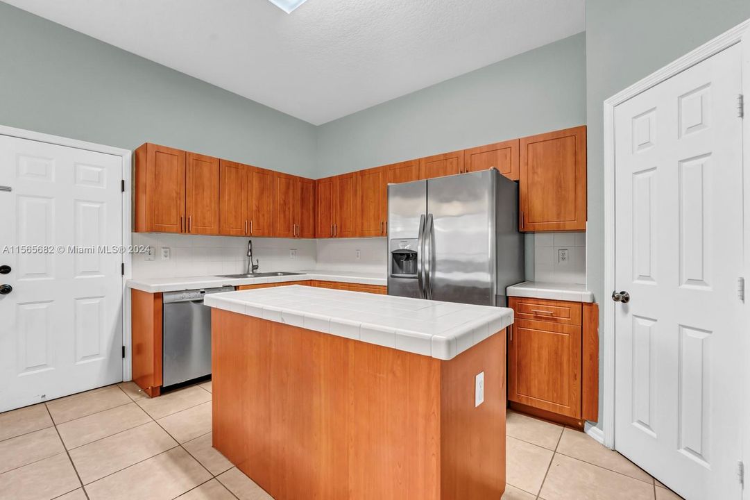 Недавно продано: $363,500 (3 спален, 2 ванн, 1670 Квадратных фут)