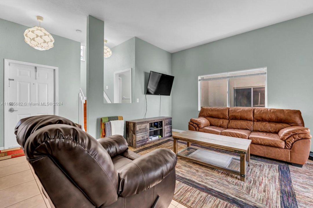 Недавно продано: $363,500 (3 спален, 2 ванн, 1670 Квадратных фут)