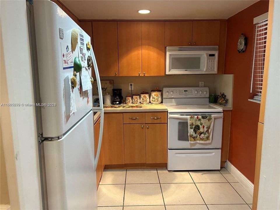 For Sale: $229,000 (1 beds, 1 baths, 705 Square Feet)