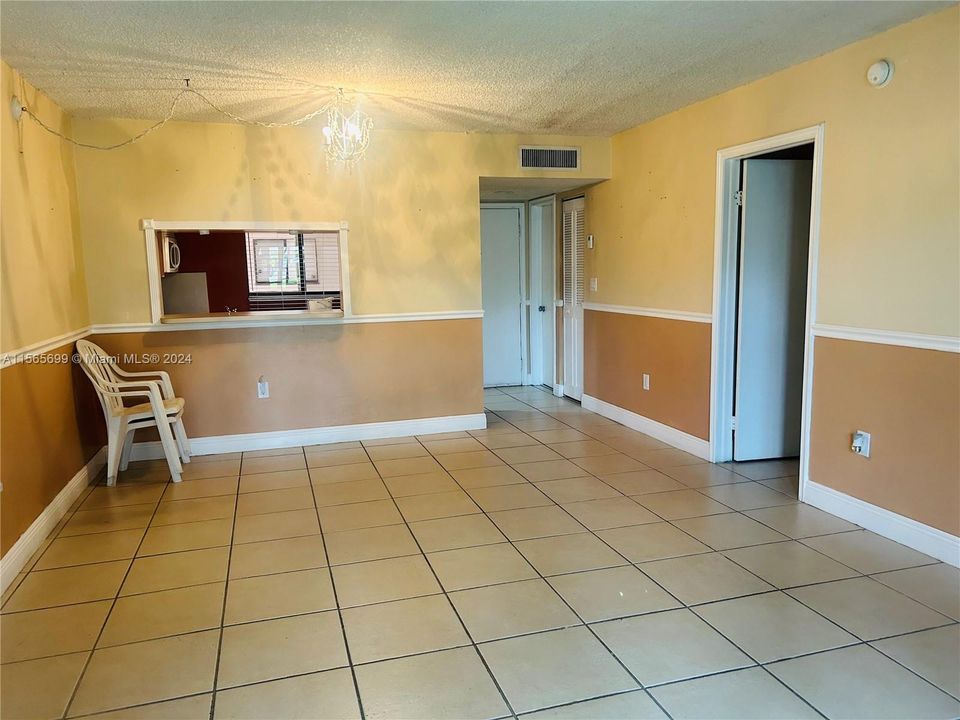 For Sale: $229,000 (1 beds, 1 baths, 705 Square Feet)