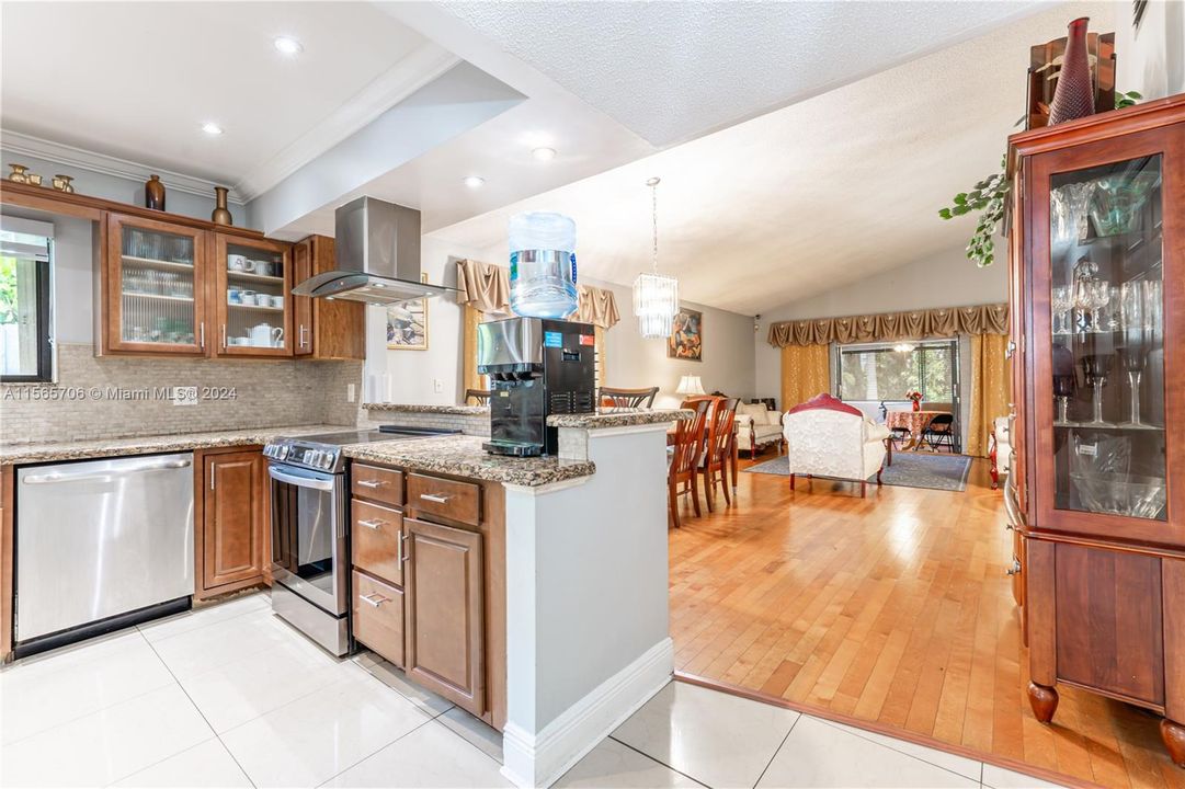 For Sale: $435,000 (2 beds, 2 baths, 1490 Square Feet)