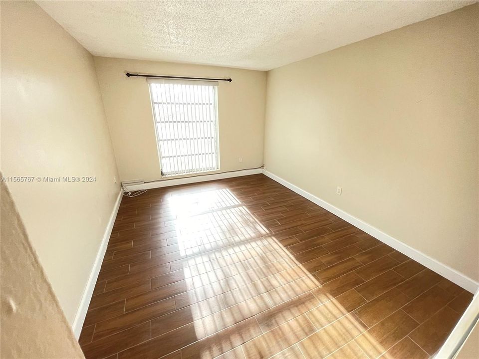 Active With Contract: $235,000 (1 beds, 1 baths, 760 Square Feet)