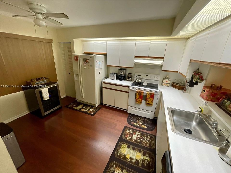 For Sale: $265,000 (2 beds, 2 baths, 1192 Square Feet)