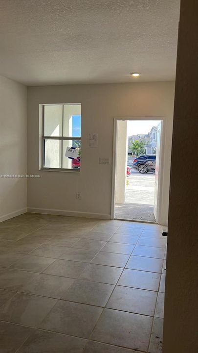 For Rent: $2,900 (4 beds, 2 baths, 1820 Square Feet)