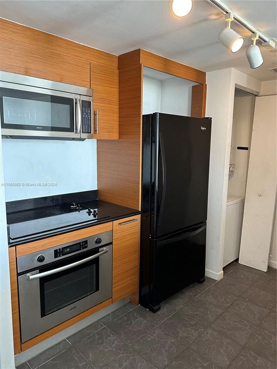 For Sale: $470,000 (1 beds, 1 baths, 700 Square Feet)