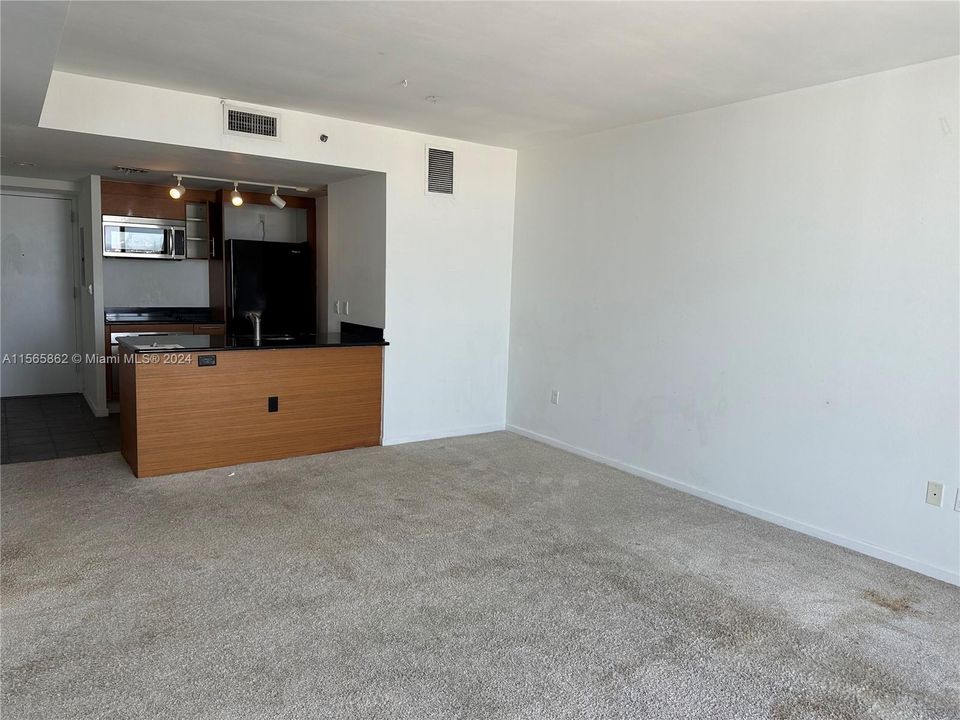 For Sale: $490,000 (1 beds, 1 baths, 700 Square Feet)