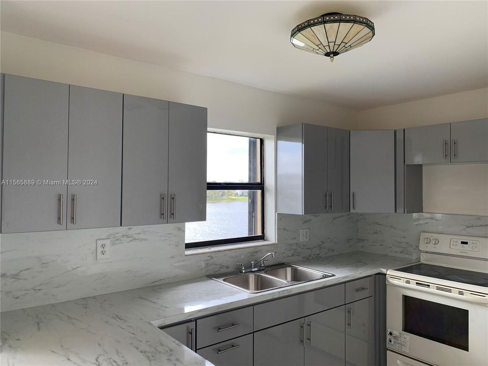 Active With Contract: $2,400 (3 beds, 2 baths, 1141 Square Feet)