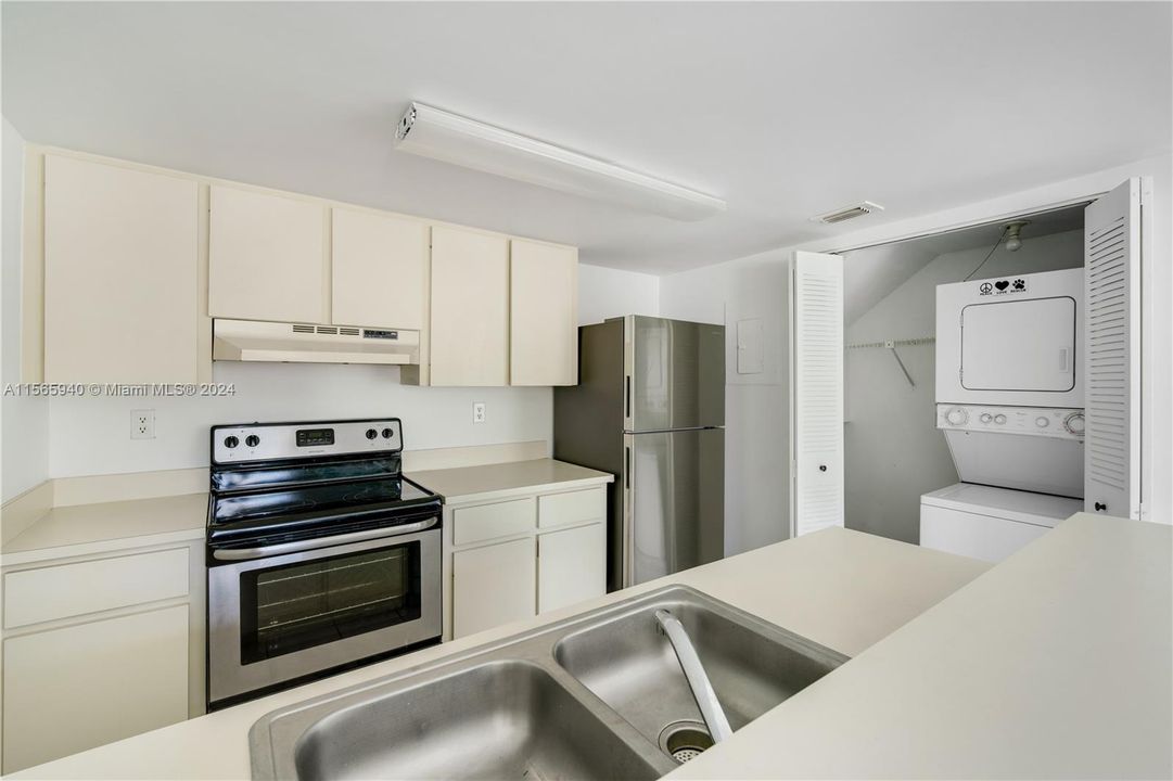 Active With Contract: $299,990 (1 beds, 1 baths, 900 Square Feet)