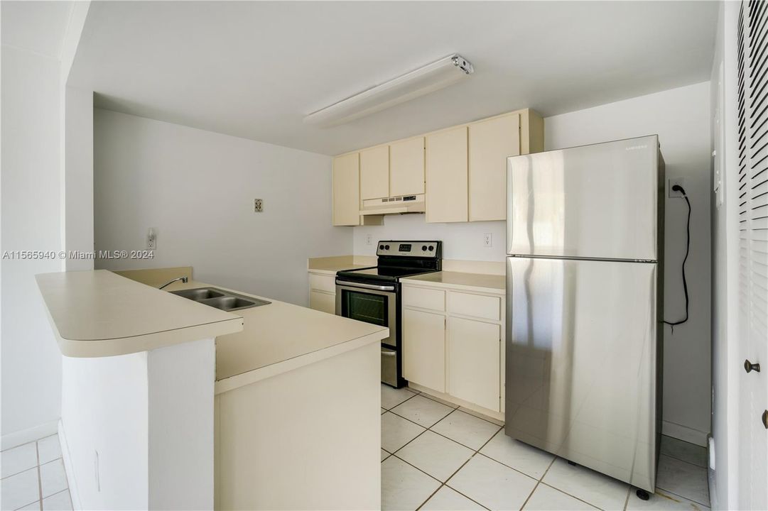 Active With Contract: $299,990 (1 beds, 1 baths, 900 Square Feet)