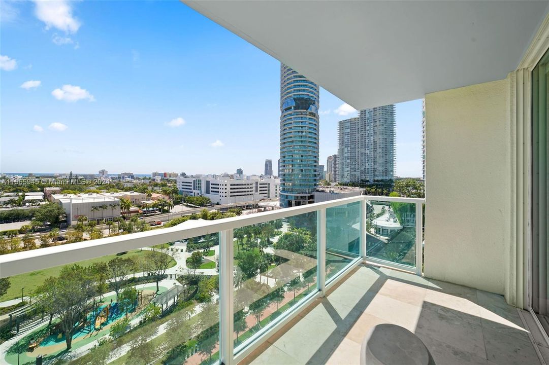 For Sale: $1,100,000 (2 beds, 2 baths, 1078 Square Feet)