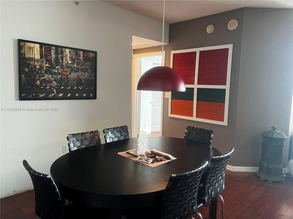 For Sale: $480,000 (2 beds, 2 baths, 1057 Square Feet)