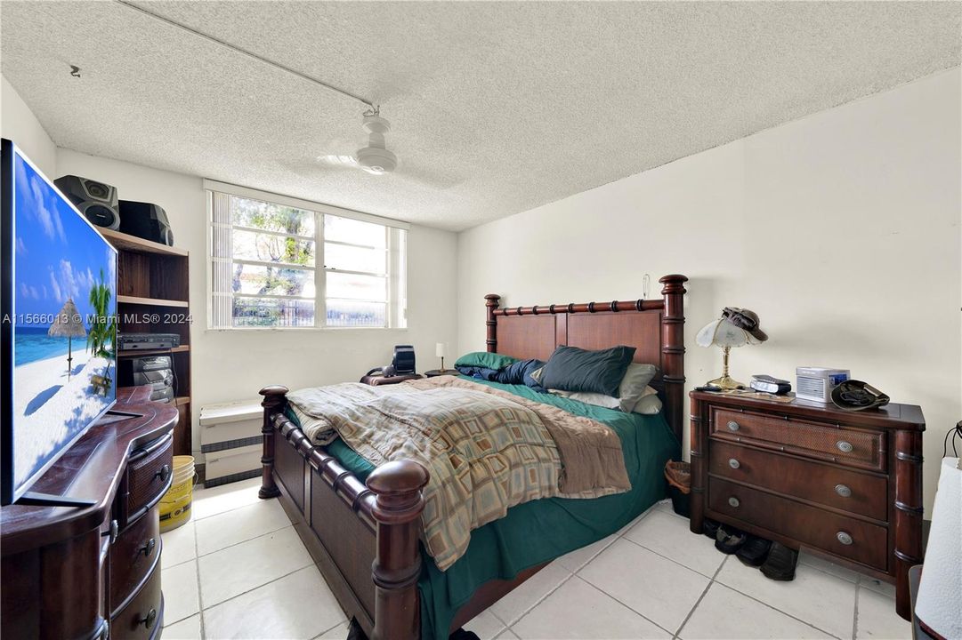 Active With Contract: $224,900 (1 beds, 1 baths, 875 Square Feet)