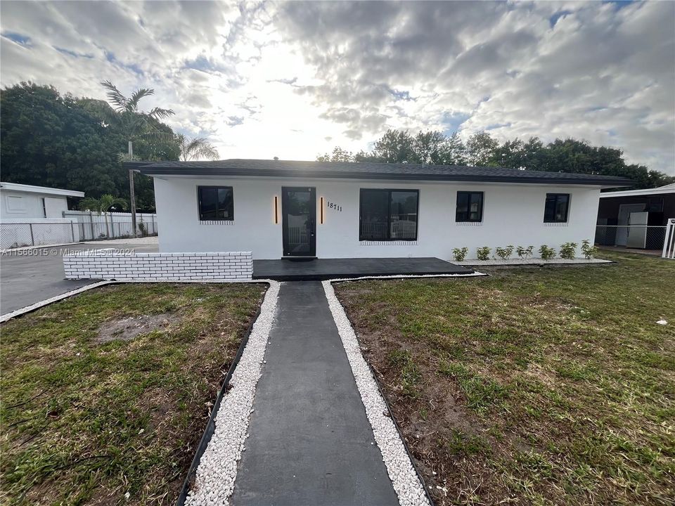 Recently Sold: $640,000 (5 beds, 2 baths, 1960 Square Feet)