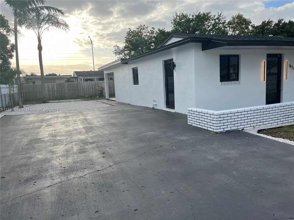 Recently Sold: $640,000 (5 beds, 2 baths, 1960 Square Feet)