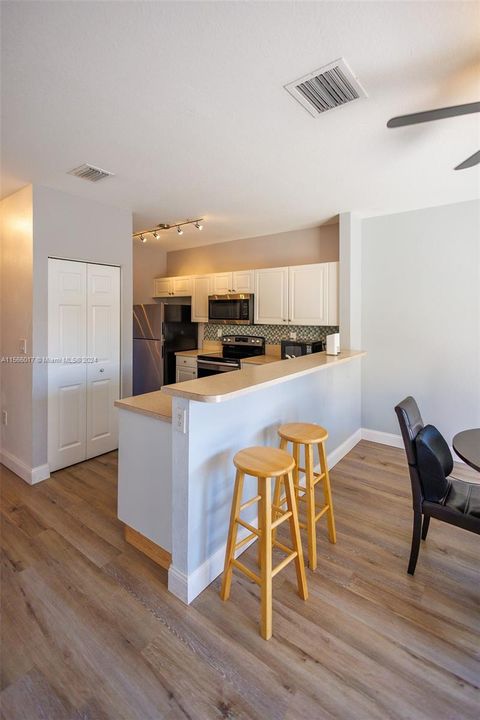 Active With Contract: $269,900 (2 beds, 2 baths, 1069 Square Feet)