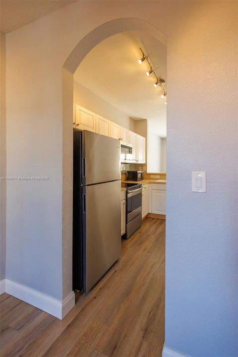 Active With Contract: $269,900 (2 beds, 2 baths, 1069 Square Feet)