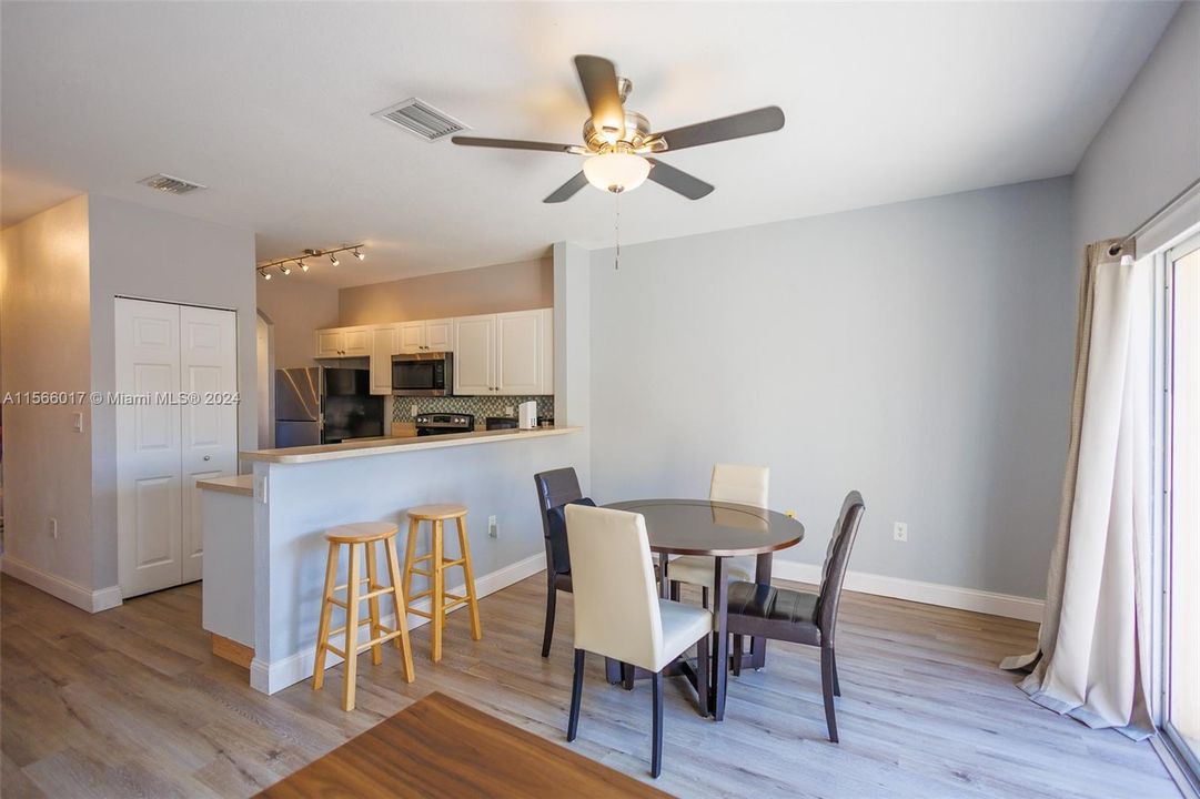 Active With Contract: $269,900 (2 beds, 2 baths, 1069 Square Feet)