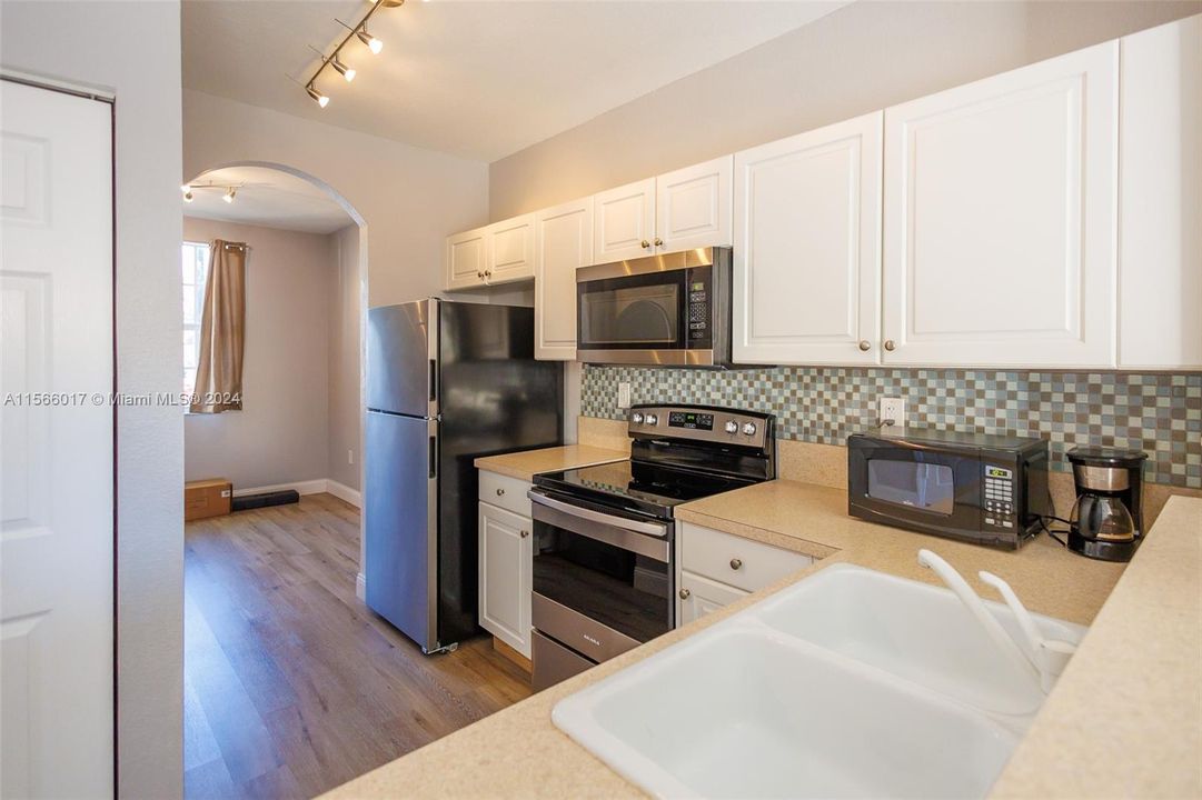 Active With Contract: $269,900 (2 beds, 2 baths, 1069 Square Feet)