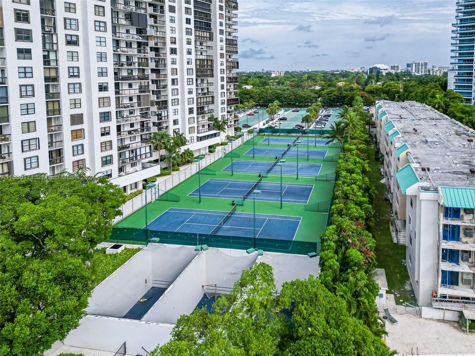 5 Tennis Courts / 3 RacketBall Courts