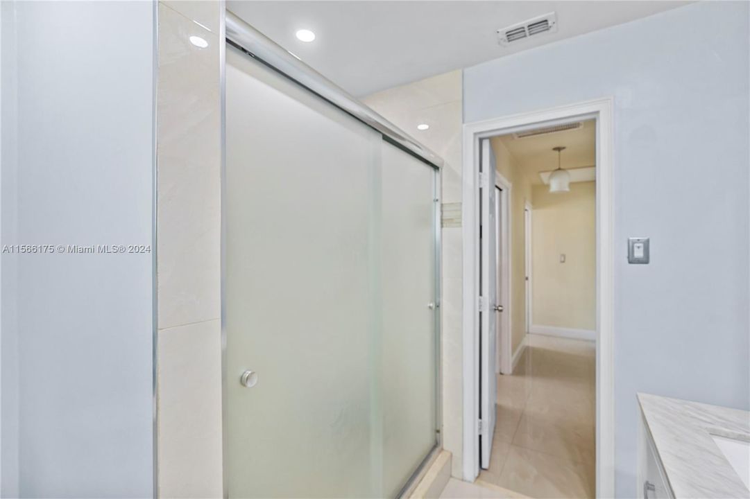 Active With Contract: $3,000 (2 beds, 1 baths, 1472 Square Feet)