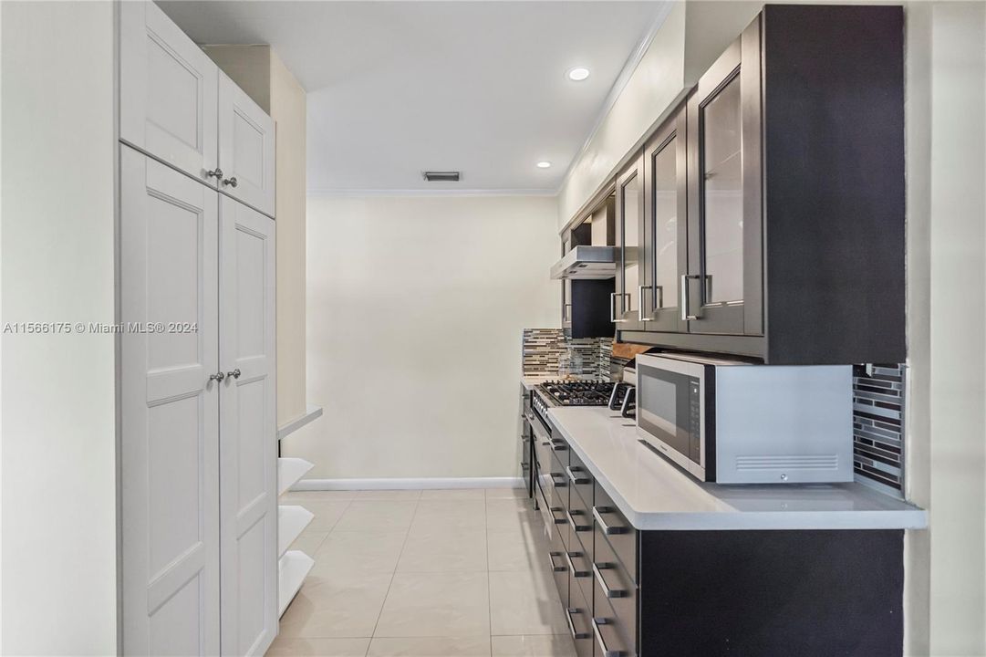 Active With Contract: $3,000 (2 beds, 1 baths, 1472 Square Feet)