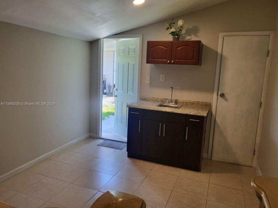 For Rent: $1,300 (1 beds, 1 baths, 1006 Square Feet)