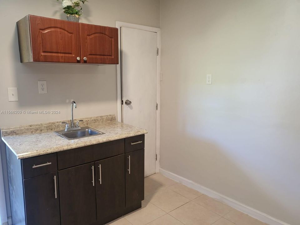 For Rent: $1,300 (1 beds, 1 baths, 1006 Square Feet)