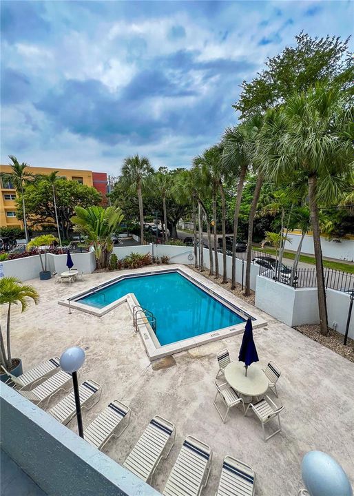 Active With Contract: $499,000 (2 beds, 1 baths, 699 Square Feet)