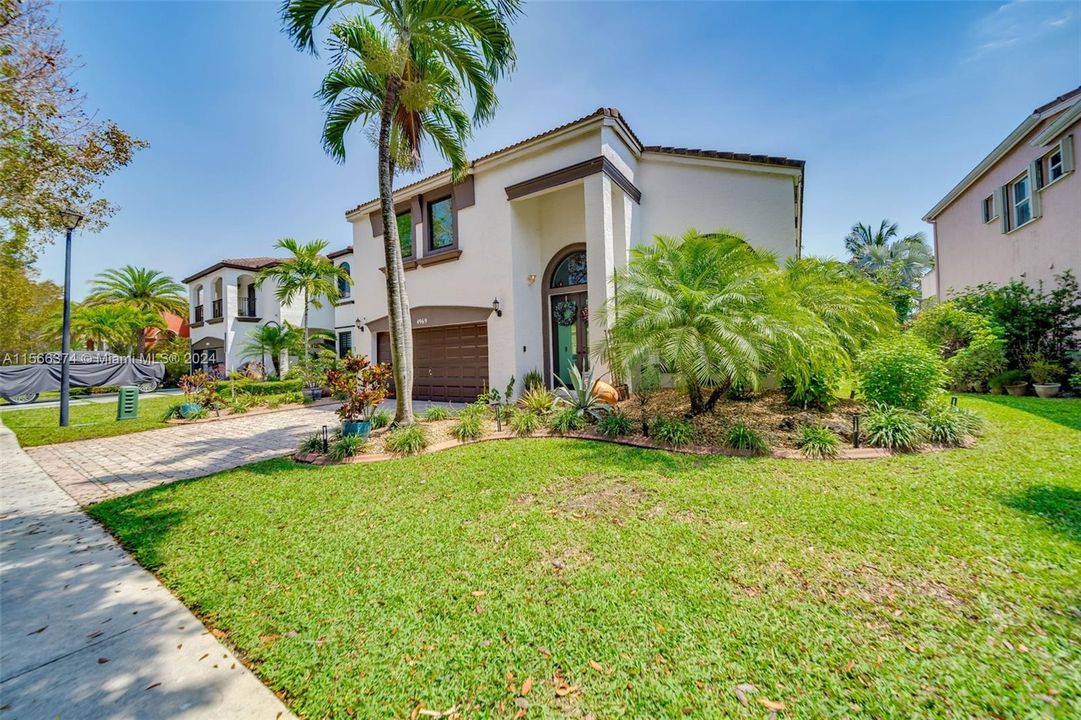 Recently Sold: $850,000 (4 beds, 3 baths, 3077 Square Feet)