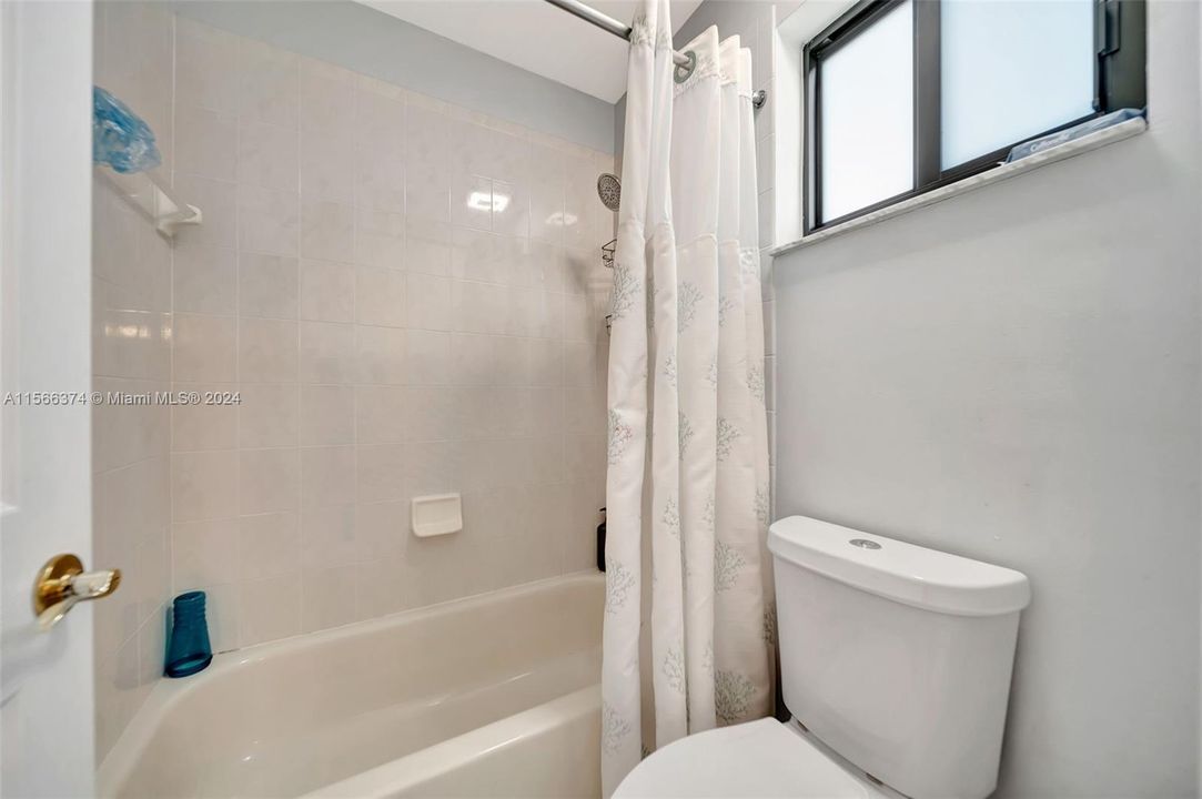 Tub/Shower in 2nd guest bathroom