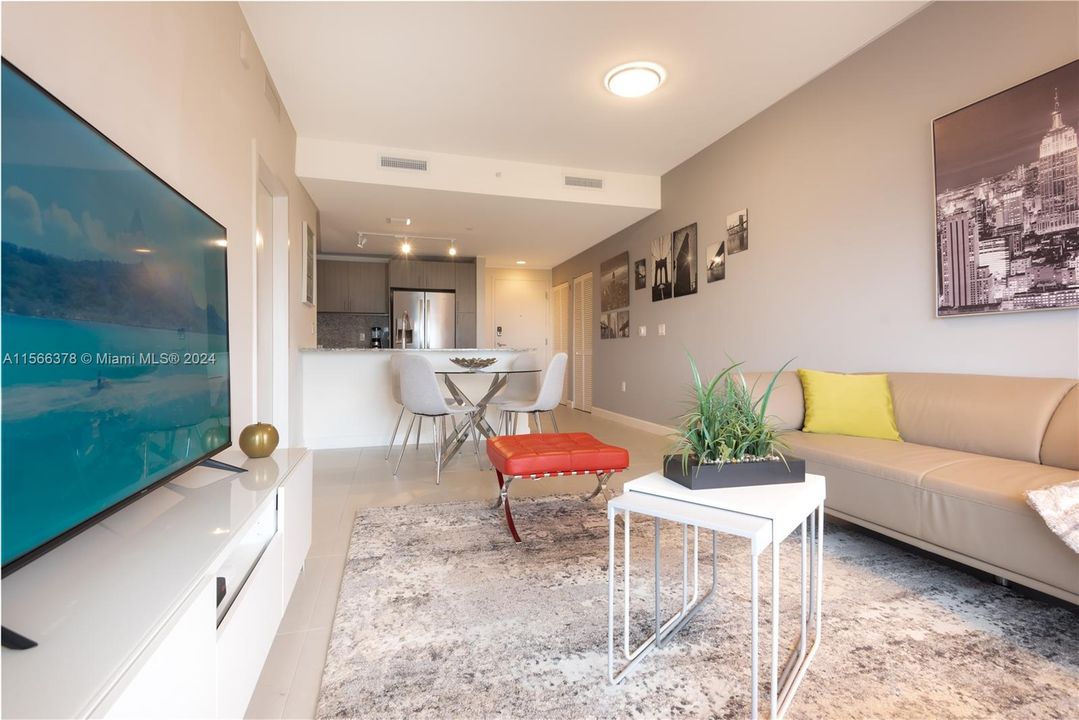 Active With Contract: $449,000 (1 beds, 1 baths, 661 Square Feet)
