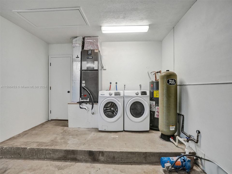 Brand new A/C and water heater. Samsung washer and dryer