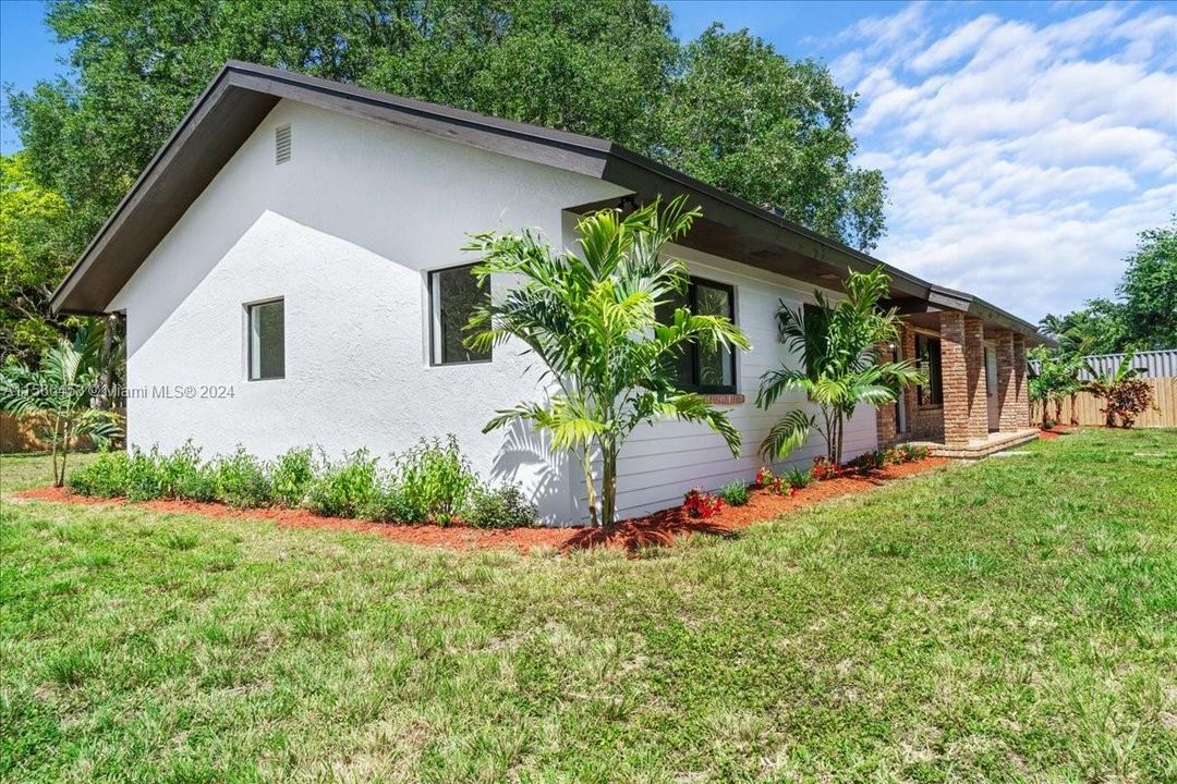 For Sale: $1,050,000 (3 beds, 3 baths, 1638 Square Feet)