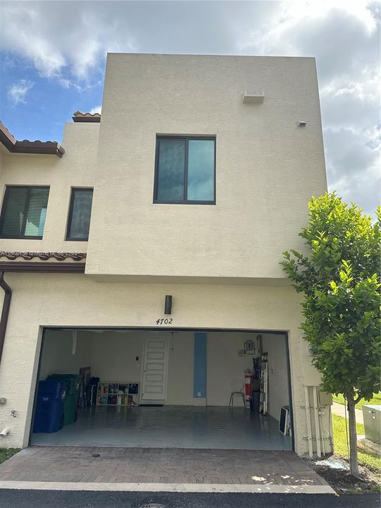 Recently Rented: $4,950 (4 beds, 2 baths, 2266 Square Feet)