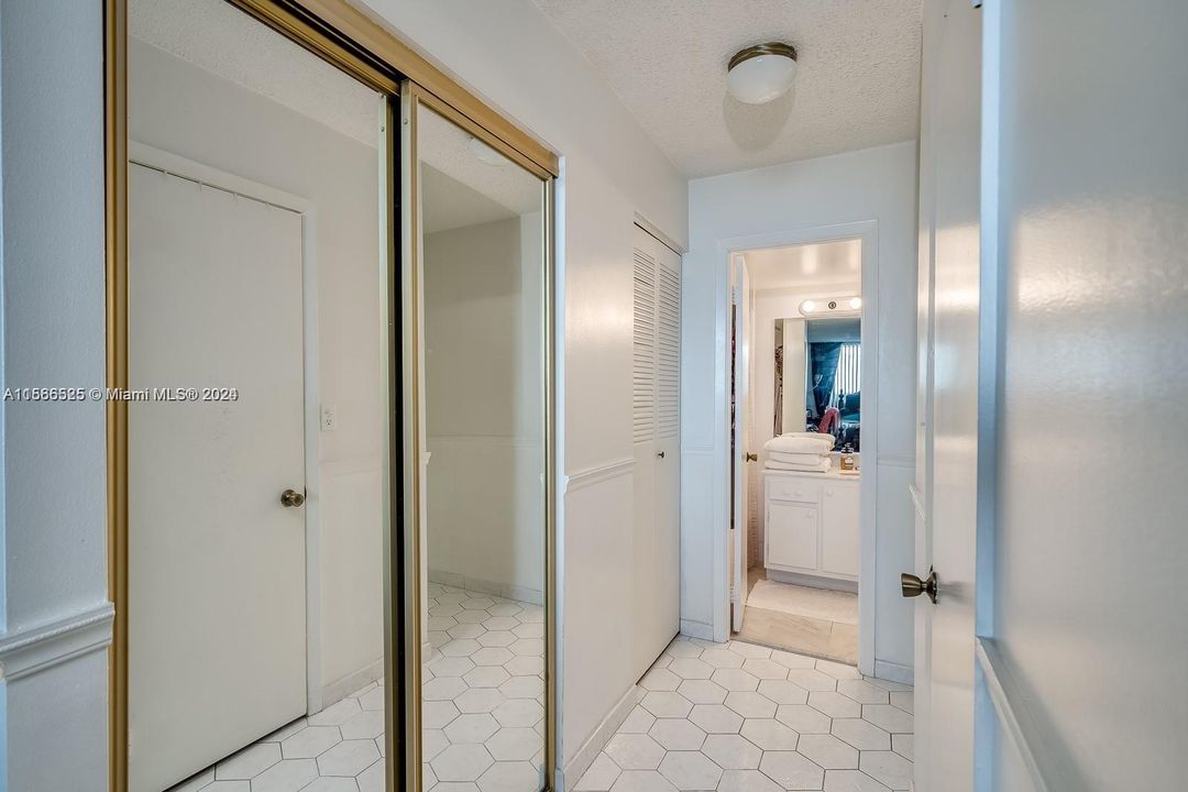 For Sale: $220,000 (1 beds, 1 baths, 873 Square Feet)