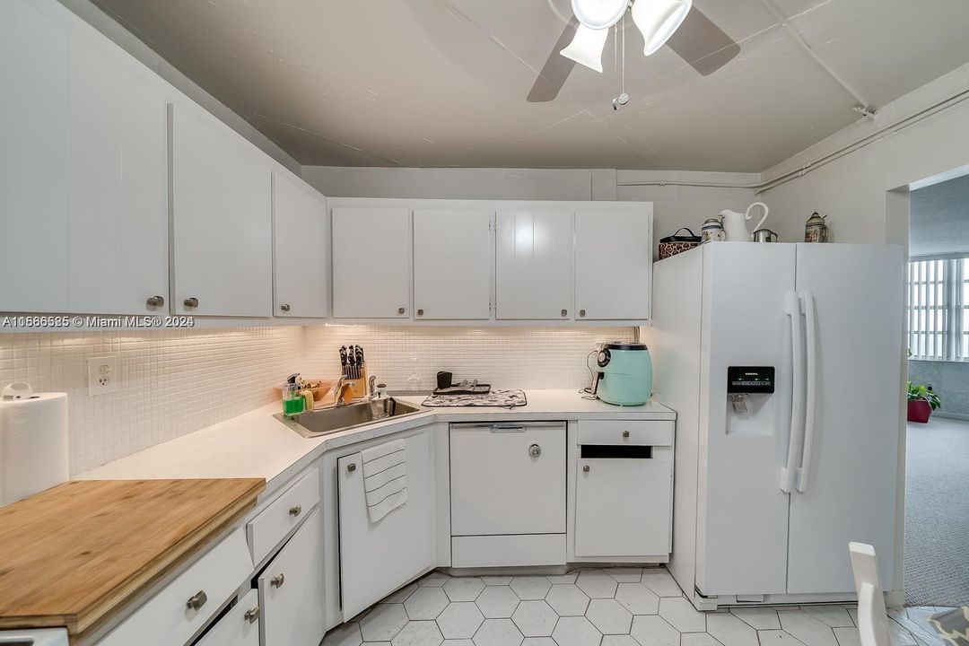 For Sale: $220,000 (1 beds, 1 baths, 873 Square Feet)