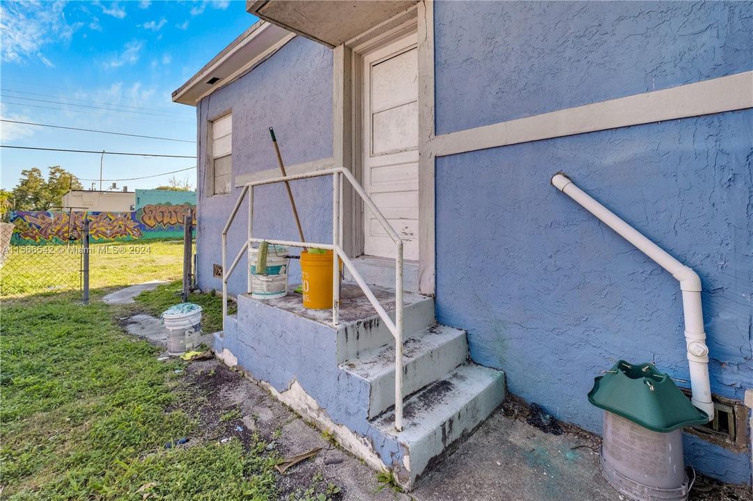 For Sale: $340,000 (2 beds, 1 baths, 880 Square Feet)