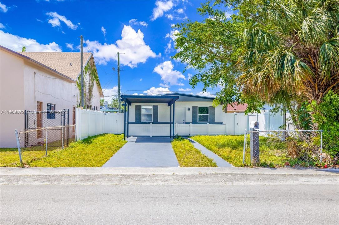 For Sale: $450,000 (3 beds, 2 baths, 816 Square Feet)