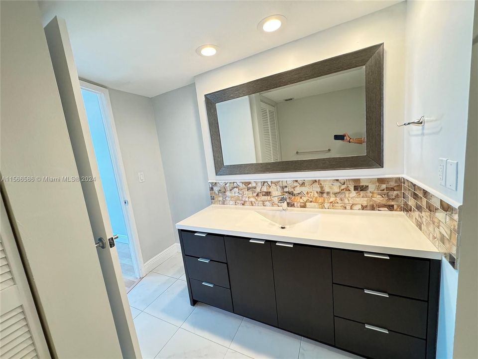 Active With Contract: $3,800 (2 beds, 2 baths, 1411 Square Feet)