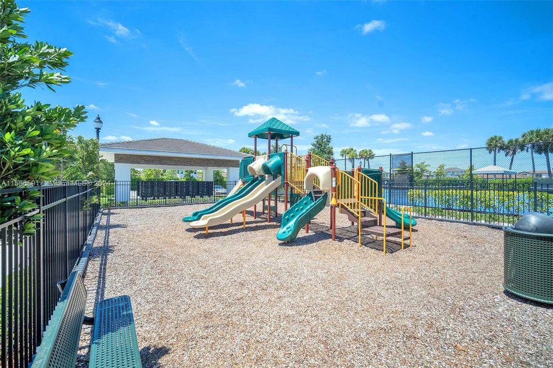 Recently Sold: $715,000 (4 beds, 3 baths, 2583 Square Feet)