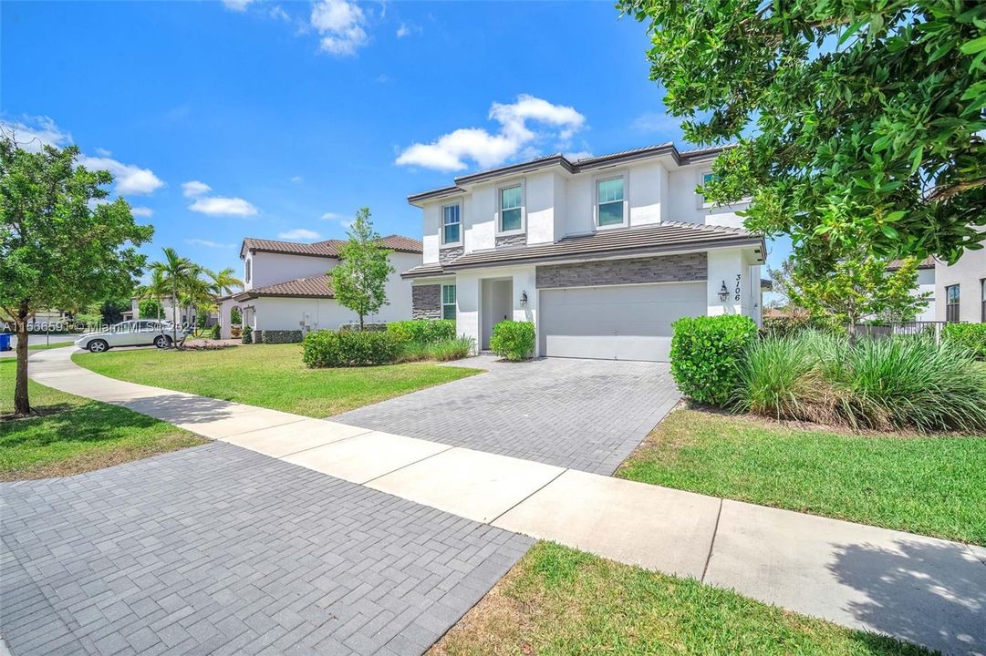 Recently Sold: $715,000 (4 beds, 3 baths, 2583 Square Feet)