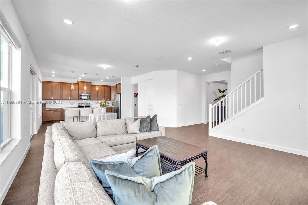 Recently Sold: $715,000 (4 beds, 3 baths, 2583 Square Feet)