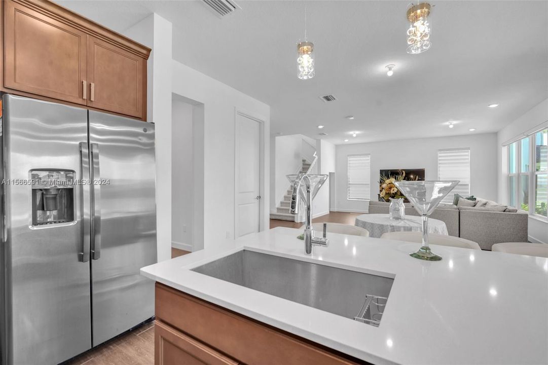 Recently Sold: $715,000 (4 beds, 3 baths, 2583 Square Feet)