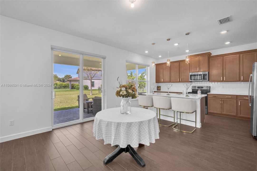 Recently Sold: $715,000 (4 beds, 3 baths, 2583 Square Feet)