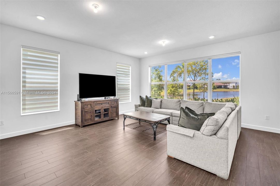 Recently Sold: $715,000 (4 beds, 3 baths, 2583 Square Feet)