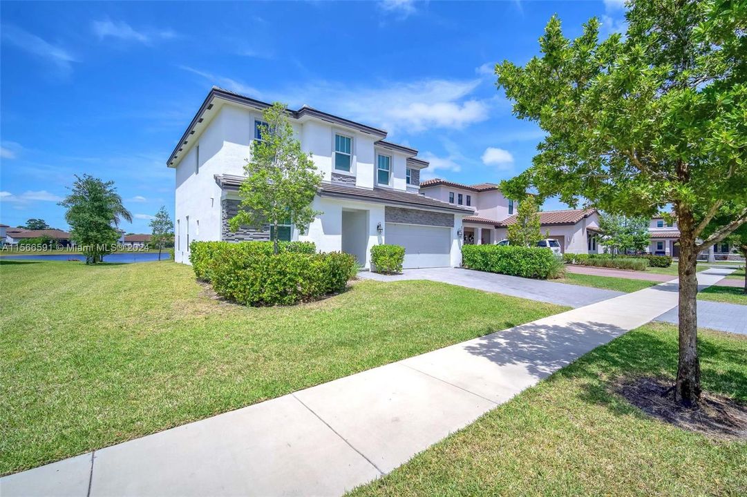 Recently Sold: $715,000 (4 beds, 3 baths, 2583 Square Feet)