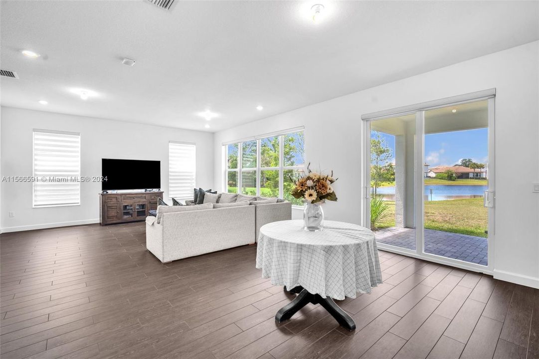 Recently Sold: $715,000 (4 beds, 3 baths, 2583 Square Feet)